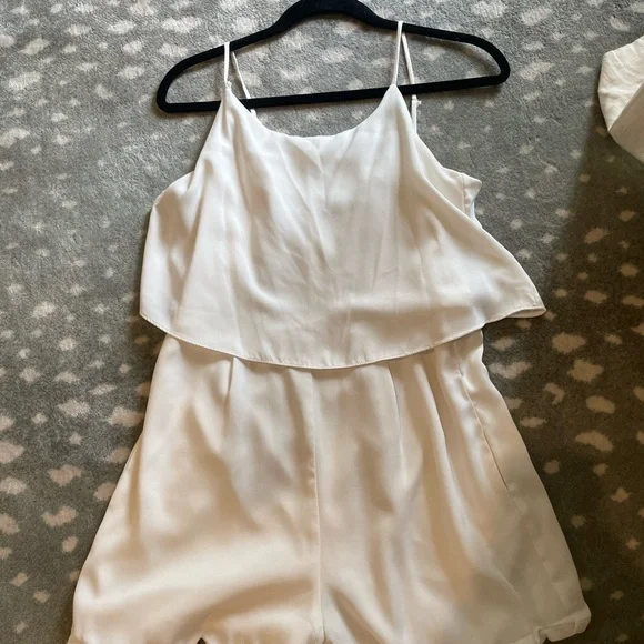 Lily rain white scallopped romper size small - Picture 3 of 3